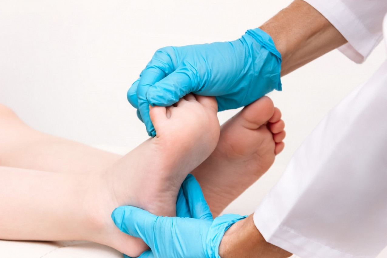 PRSTI NA NOGAMA SU VAM POPLAVELI ili počinju da se krive? To je znak za ALARM, evo šta da radite!