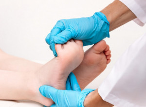 PRSTI NA NOGAMA SU VAM POPLAVELI ili počinju da se krive? To je znak za ALARM, evo šta da radite!