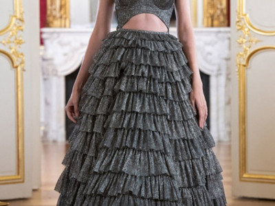 Tamnosiva haljina sa izrezom na stomaku
