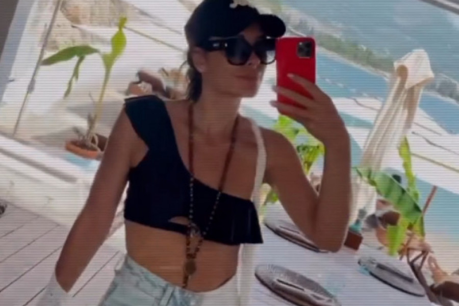 GLUMICA POKAZALA SAVRŠENU FIGURU! Dragana Mićalović u kupaćem dominira i na kopnu i u vodi!