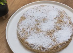 BEZ BRAŠNA I RERNE: Ova keks pita sa kremom i jagodama se topi u ustima!