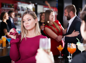 MUŽ JE OTIŠAO NA PROSLAVU MATURE I NIJE SE VRATIO KUĆI! Šta da radim, njegovo objašnjenje šta se dogodilo je nelogično, a videće se s tom ženom OPET!