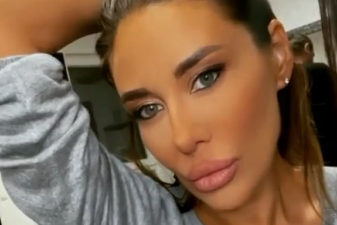 Ana Nikolić u stajlingu za noć koji obara s nogu! Uz ovakvu haljinu NEMA GREŠKE!