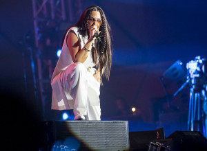 Svi su gledali u grudi Senidah, šta je to na njima, šta ih je "napalo"?! Popularna pevačica još jednom iznenadila stajlingom!