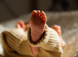 Dečak rođen sa stomakom poput SUVE ŠLJIVE! Majka doživela šok kada ga je videla: Više je ličio na starca nego na bebu! (VIDEO)