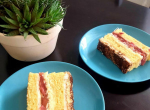 TORTA GOTOVA ZA 15 MINUTA! Poslastica od jagoda je pravo OSVEŽENJE za vrele dane!