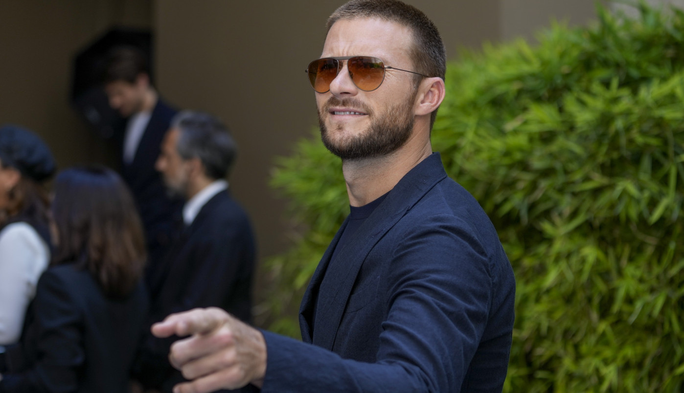 Ovaj mačo je osvojio Holivud, ali JAVNOST GA RAZAPINJE ZBOG DEVOJKE! Par konačno uslikan na Mikonosu, komentari se nižu!