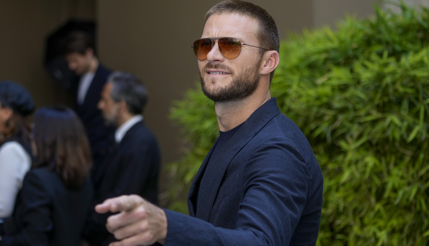 Ovaj mačo je osvojio Holivud, ali JAVNOST GA RAZAPINJE ZBOG DEVOJKE! Par konačno uslikan na Mikonosu, komentari se nižu!