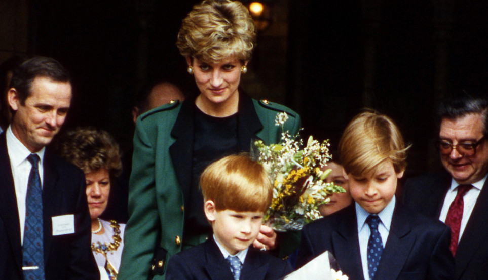 PRINC HARI GLEDAĆE SNIMKE MAJKE SA LJUBAVNICIMA! Nakon što je bio na lekovima zbog scena sa sahrane, sledi novi užas, da li će ga sprečiti?