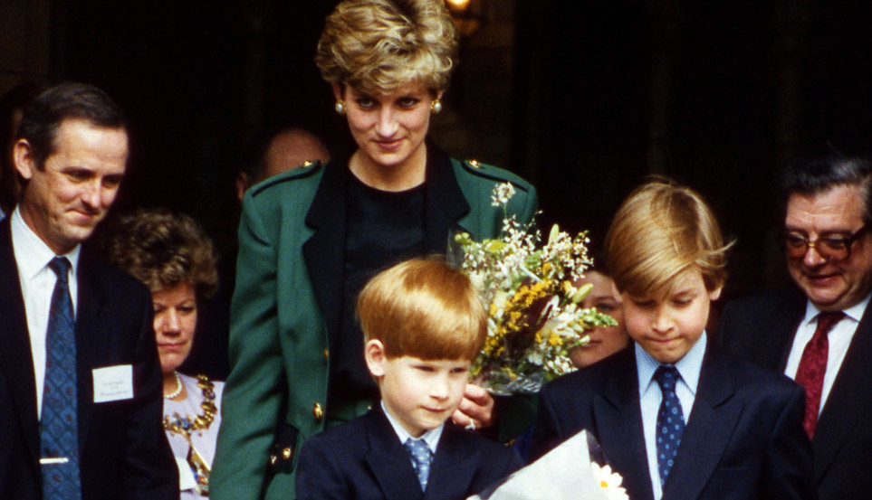 PRINC HARI GLEDAĆE SNIMKE MAJKE SA LJUBAVNICIMA! Nakon što je bio na lekovima zbog scena sa sahrane, sledi novi užas, da li će ga sprečiti?