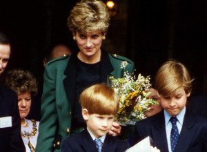 PRINC HARI GLEDAĆE SNIMKE MAJKE SA LJUBAVNICIMA! Nakon što je bio na lekovima zbog scena sa sahrane, sledi novi užas, da li će ga sprečiti?