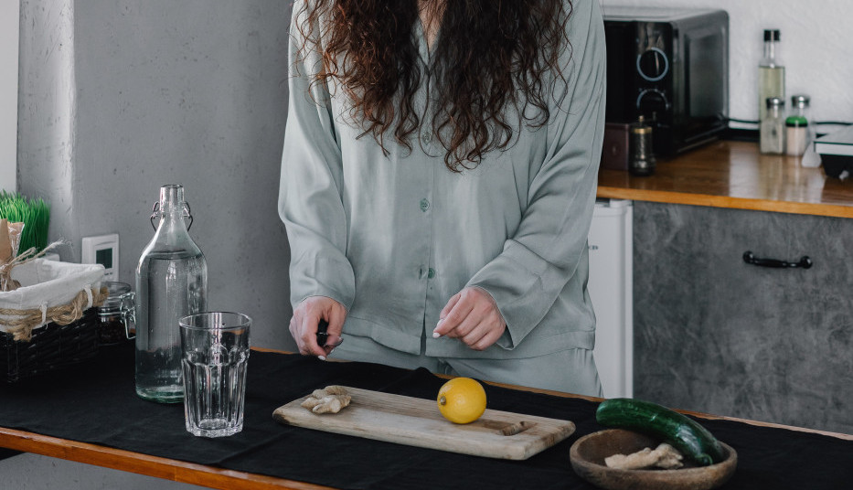 VEĆINA DOMAĆICA NE ZNA ČEMU SLUŽI RUPA NA DASCI ZA SEČENJE: Ceo život je pogrešno koristimo!