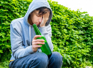 Roditelji, OBRATITE PAŽNJU! Ovaj znak bi mogao da vam ukaže na to da vaše dete POSTAJE ALKOHOLIČAR!