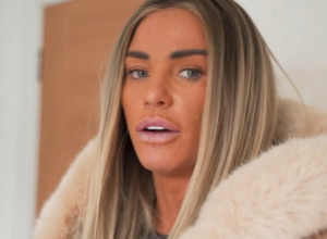 Starleta kojoj prvo iz vode IZRONE GRUDI pa tek onda glava, ne prestaje da šokira! (FOTO)