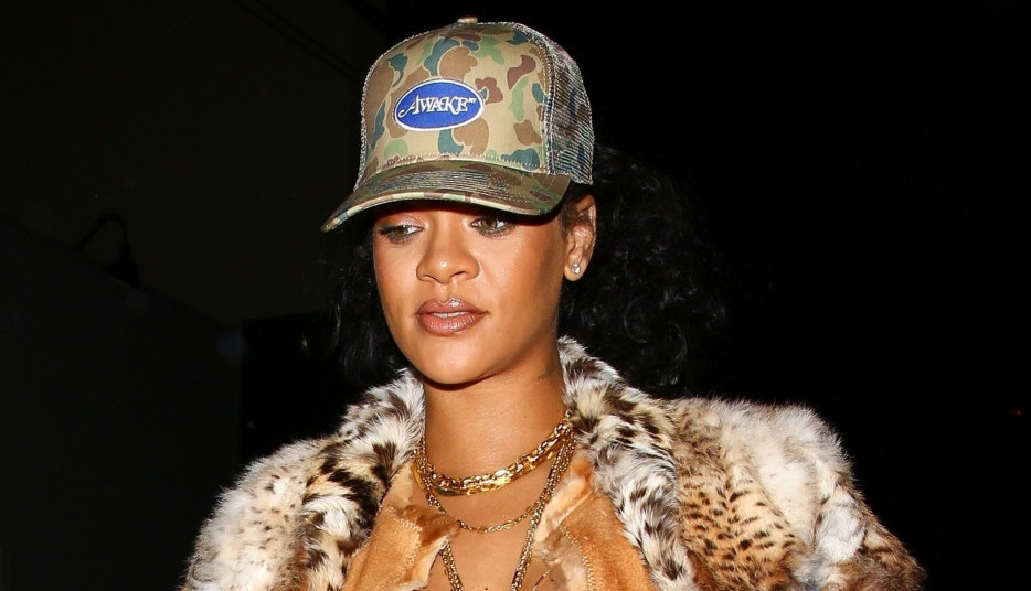 RIJANA po prvi put u javnosti nakon porođaja: Evo kako pevačica izgleda 2 meseca posle ROĐENJA SINA!