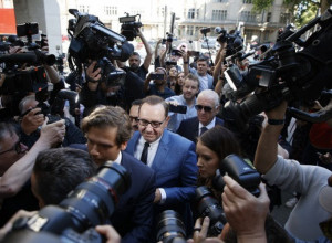 SLAVNI GLUMAC se izjasnio da li je spopadao muškarce: LUDNICA ispred suda u Londonu!