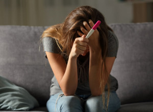 Muž ima premalu "alatku", pa sam ga prevarila sa zgodnim tipom, ali SADA SAM TRUDNA i ne znam šta da radim?