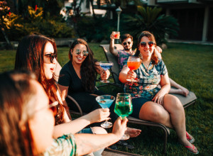 ALKOHOL I VRUĆINA: Sprečite mamurluk tokom vrelih dana!