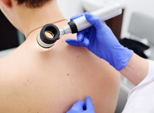 Kad MLADEŽ POSTAJE OPASAN? Evo kada da se javite lekaru i kako se zaštiti tokom LETA!