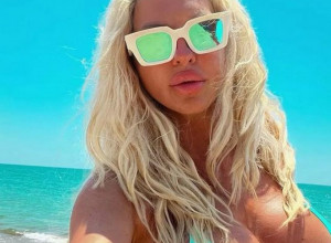 Karleuša GOLA na nastupu, a u pitanju je skupoceni stajling (FOTO + VIDEO)