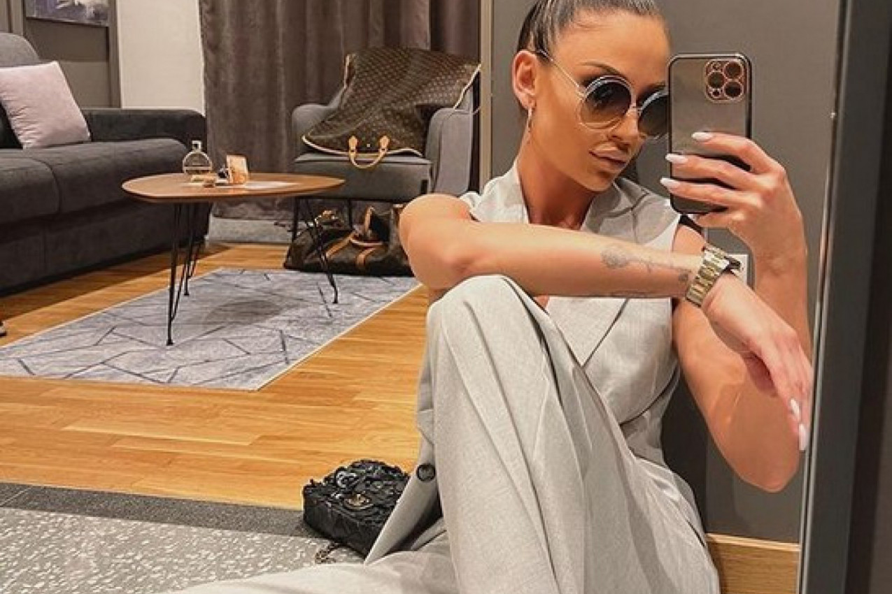 Šta to Kaća ima između nogu? Pevačica pokrenula lavinu komentara na društvenim mrežama! (FOTO)