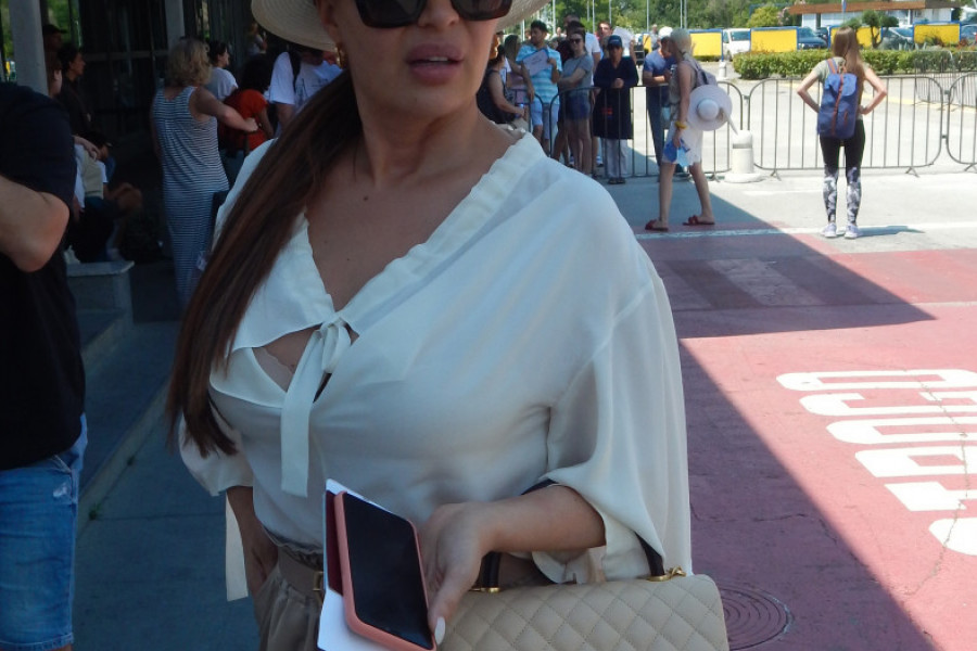 Ceca izazvala opštu pomamu! LJUDI U TRANSU, nisu znali gde pre da gledaju, pogledajte šta je obukla! (FOTO)