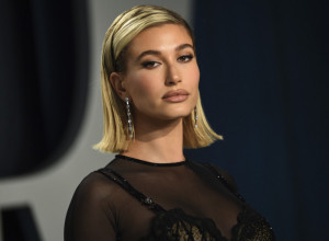 Savršeni stajling od glave do pete  za letnje venčanje: Pogledajte kako to radi HEJLI BIBER! (FOTO)