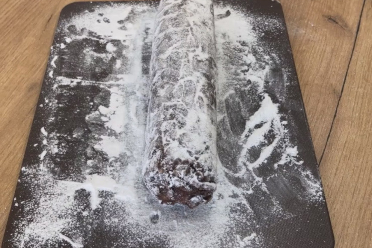 Recept za SLATKU ČOKOLADNU SALAMU: Potrebno vam je svega 5 minuta za ovaj preukusni desert!