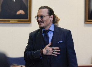 SKANDALOZNO IZDANJE DŽONIJA DEPA! Glumcu se faca IZDEFORMISALA, svi se pitaju šta se dešava sa njim? (FOTO)