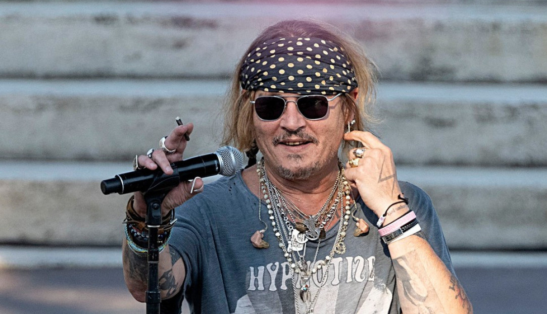 DŽONI DEP UPLOVIO U NOVU ROMANSU? Fanovi razočarani, pljuste komentari, šeta crvenokosu tetku!