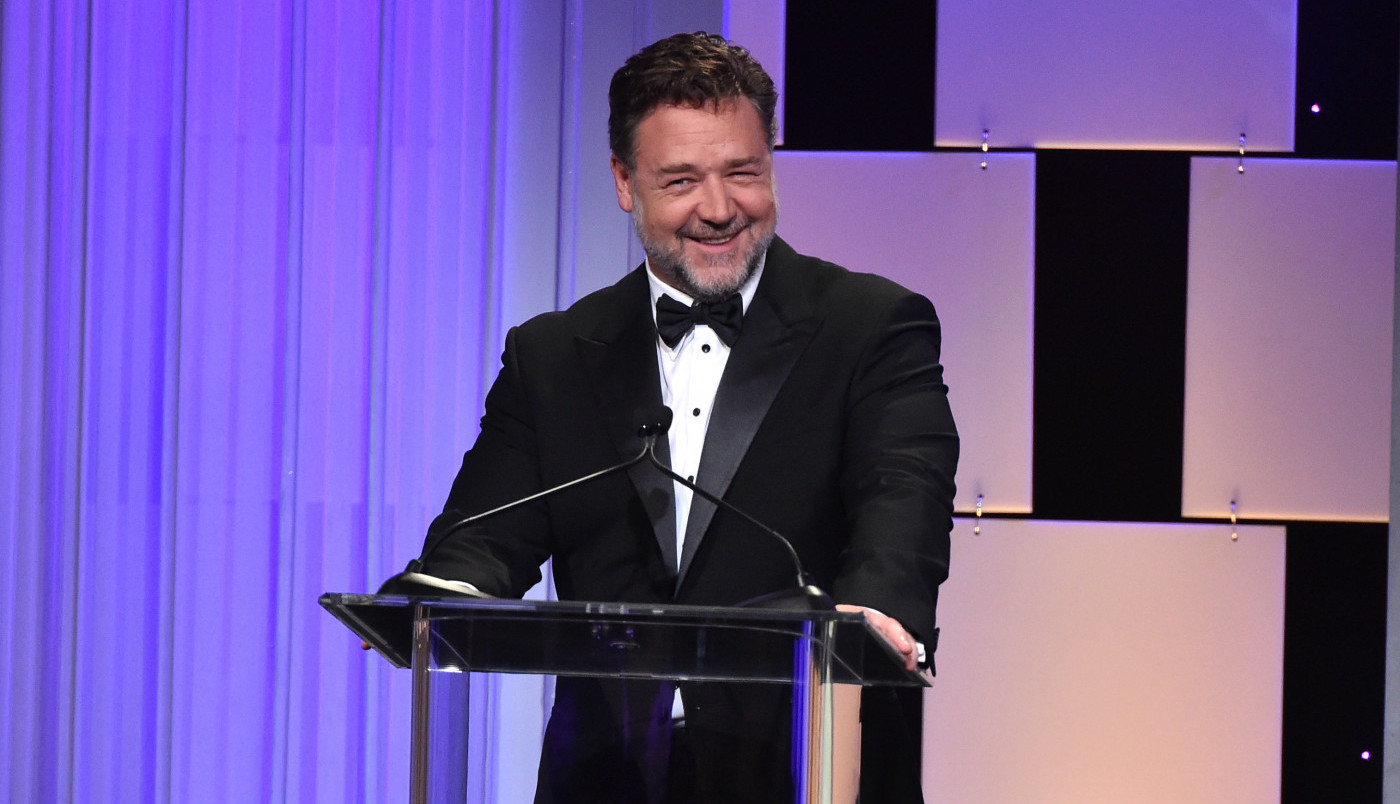 ŠTA SE DOGODILO SA RASELOM KROUOM? Šokantan prizor, fotografija zaprepastila ljude širom planete, droga i alkohol uzeli maha! (FOTO)