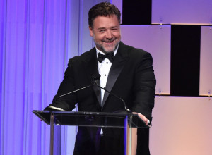 ŠTA SE DOGODILO SA RASELOM KROUOM? Šokantan prizor, fotografija zaprepastila ljude širom planete, droga i alkohol uzeli maha! (FOTO)