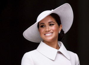 OVO ĆE SLOMITI ČARLSA: Pogledajte koji je komad nakita nosila Megan Markl u srcu Njujorka samo nekoliko sati nakon novog udara na kraljevsku porodicu! (FOTO)