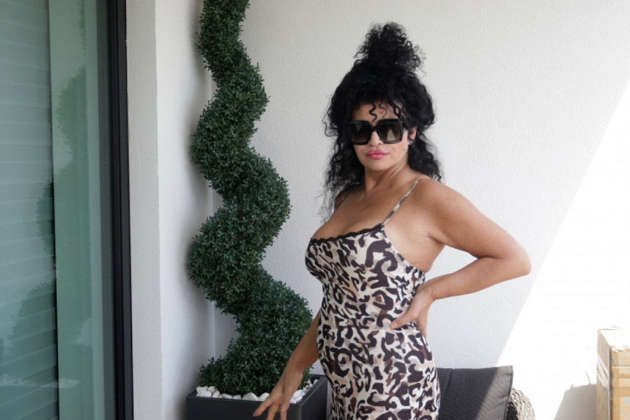 NAJBOLJE NOGE JUGOSLAVIJE: Slavna glumica seksepilom tera vrućinu! (FOTO)