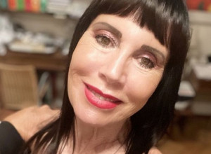 IMA 72 GODINE i konačno je zadovoljna svojim izgledom: Da li biste vi voleli ovako da ostarite? (FOTO)