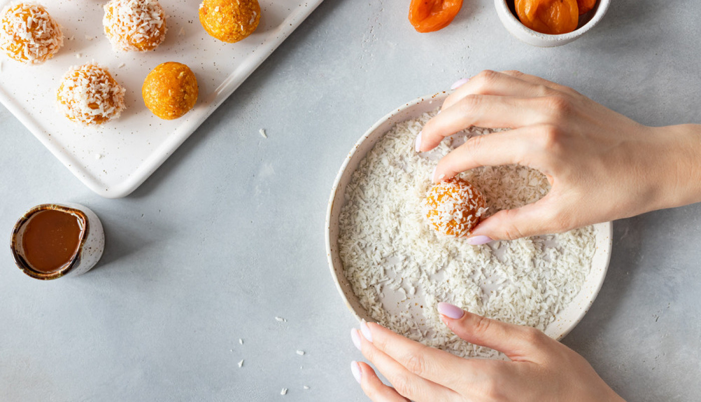 KOLAČ OD SVEŽIH KAJSIJA I KOKOSA! Lagan, sočan i osvežavajući slatkiš koji je i veoma JEFTIN!