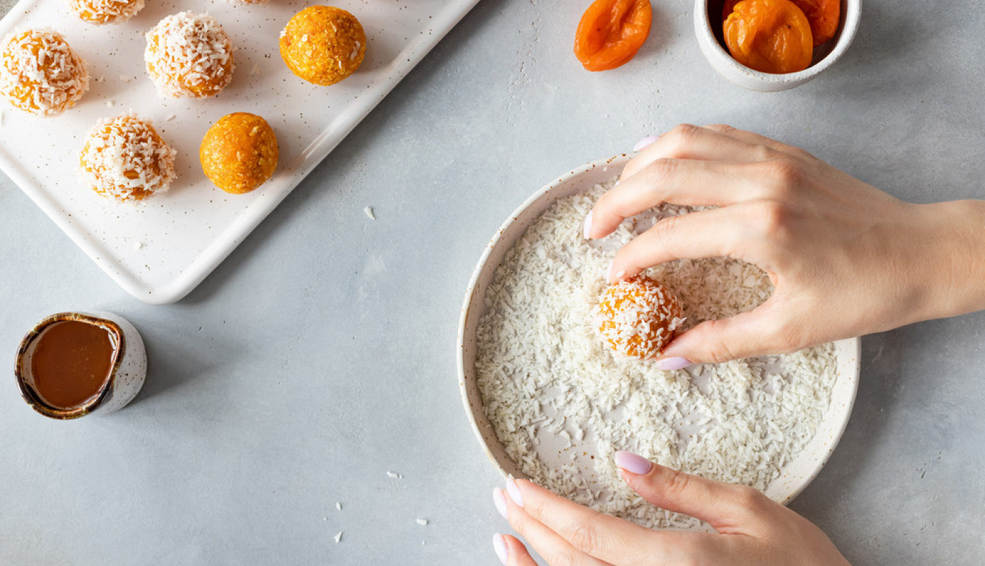 KOLAČ OD SVEŽIH KAJSIJA I KOKOSA! Lagan, sočan i osvežavajući slatkiš koji je i veoma JEFTIN!