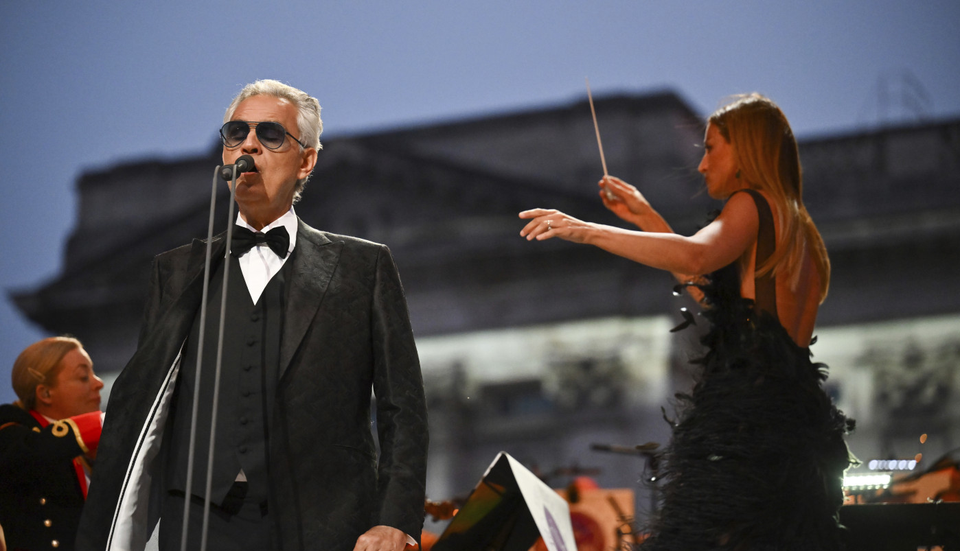 SVI GLEDALI U TAMARU VUČIĆ! Ovaj događaj u Beogradu dugo će se pamtiti, komentari se nižu: Kakva je to haljina, a tek cipele i frizura!