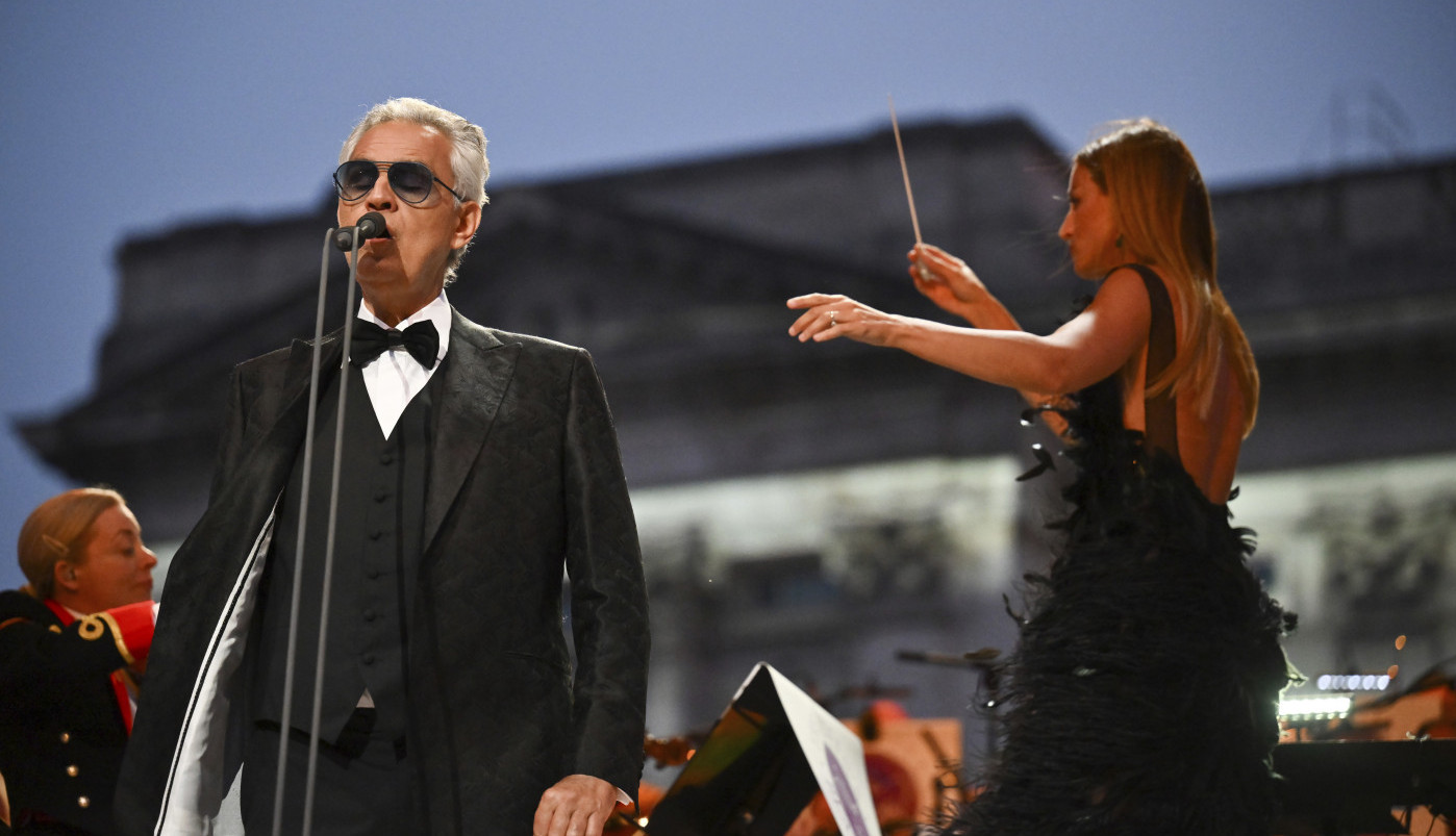 SVI GLEDALI U TAMARU VUČIĆ! Ovaj događaj u Beogradu dugo će se pamtiti, komentari se nižu: Kakva je to haljina, a tek cipele i frizura!