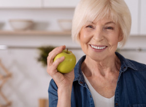 PODMLAĐIVANJE BEZ BOTOKSA: Evo kako zubi utiču na izgled vaše kože lica!