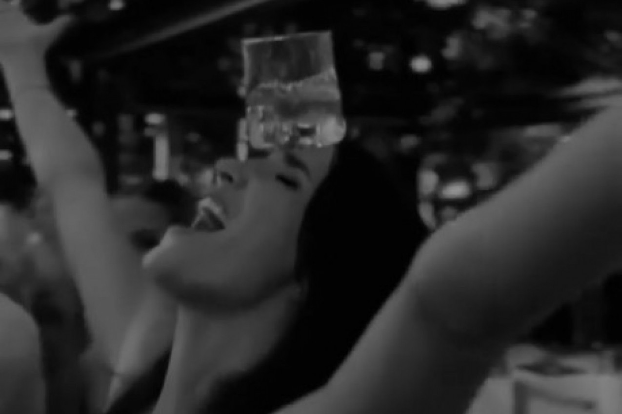 SVE SE PUŠI: Jelisaveta Orašanin u superelegantnom izdanju sa ČAŠOM NA GLAVI! (FOTO+VIDEO)