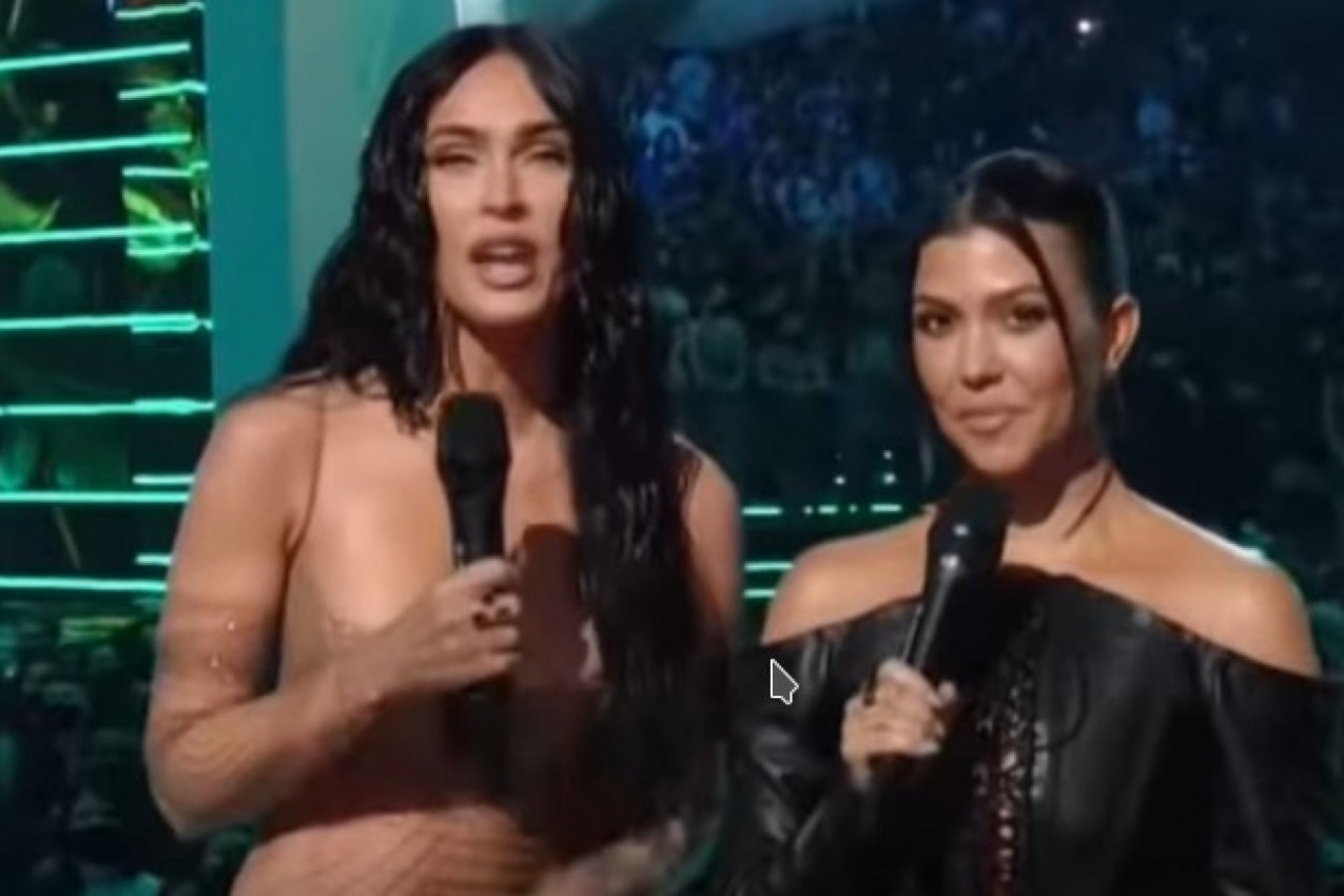 Erotski šou: Kortni i Megan GOLIŠAVE NA WC ŠOLJI, pitaju fanove da li da pokrenu sajt ZA ODRASLE! (FOTO)