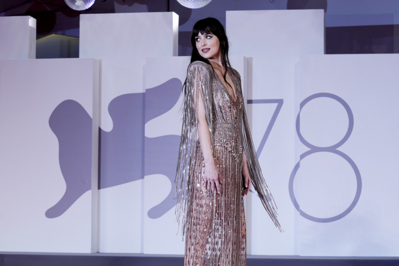 VIP MODNI POGODAK: Dakotin stajling će vas oduševiti kada je vidite s leđa! (FOTO)