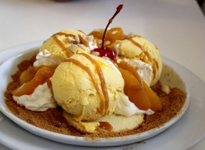 Voćni sladoled sa prelivom od KARAMELE! Recept za brzu i laganu poslastica za letnje dane!