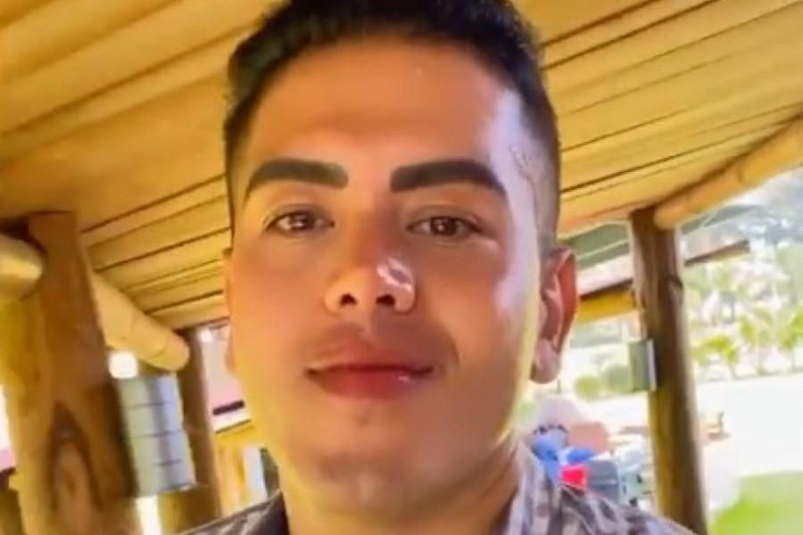 ZGODNI FRAJER je direktor osnovne škole i SMENJEN JE zbog VRELIH FOTKI na Instagramu, a evo šta su zbog toga uradile mame njegovih đaka (FOTO)