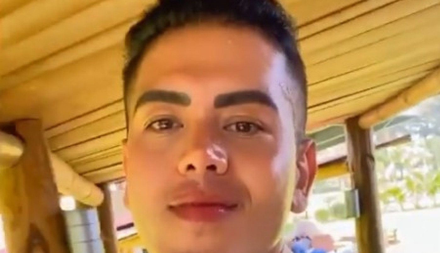 ZGODNI FRAJER je direktor osnovne škole i SMENJEN JE zbog VRELIH FOTKI na Instagramu, a evo šta su zbog toga uradile mame njegovih đaka (FOTO)