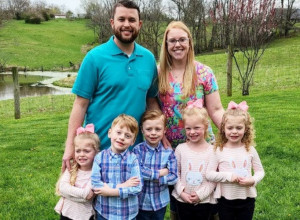 VODI DECU NA POVODAC: Oca napali  na društvenim mrežama zbog načina na koji šeta mališane (FOTO+VIDEO)