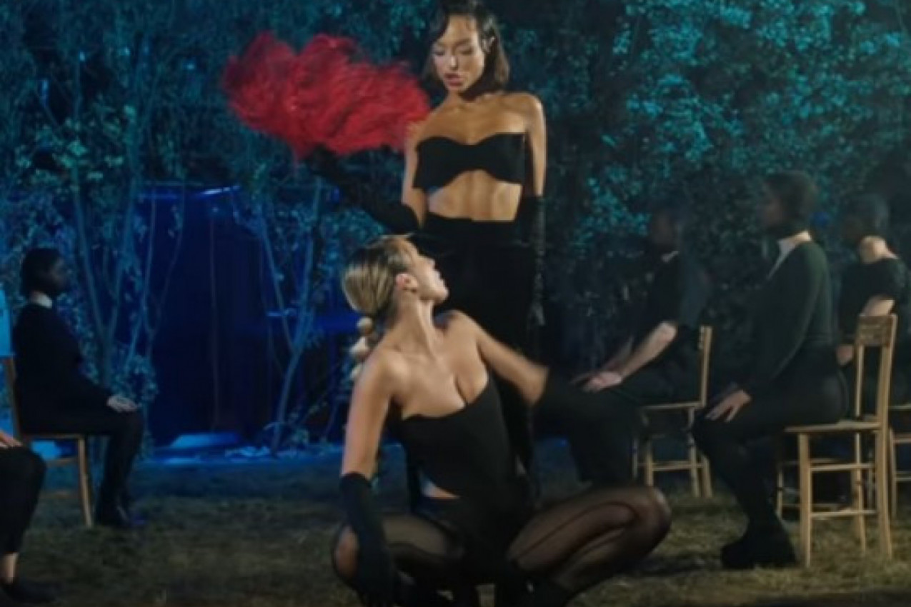 Probajte da NE POGLEDATE: Edita u vrelom izdanju sa zgodnom drugaricom! (FOTO + VIDEO)