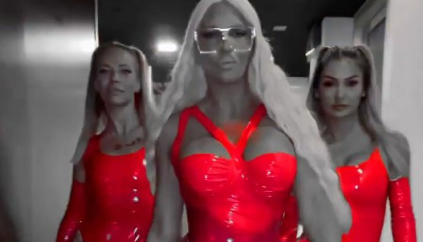 GOLA NA PALUBI: Karleuša rizikuje da kapetan broda pogreši kurs! (FOTO)