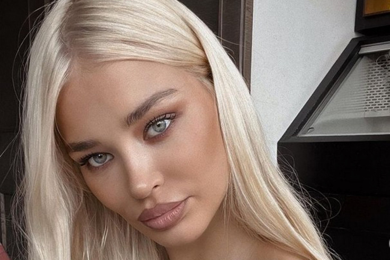 WC fotkanje: SOFIJA ne bira mesto da nam pokaže koliko je zgodna! (FOTO)